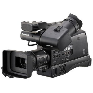 Panasonic AG-HMC84ERU, 3MOS 1/4.1", 12x Мультиформатный камкордер AG-HMC84 осуществляет запись как в AVCHD (HD), так и в DV (SD) на карты памяти SD/SDHC. Камкордер оснащен объективом с12-кратным оптическим зумом, оптическим стабилизато